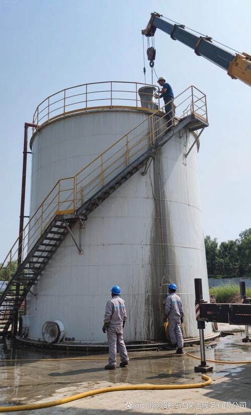 {“title”: “严格遵守国家卫生标准 大型水箱清洗消毒一站式服务，保障用水安全高效可靠”, “content”: “\n在现代城市供水系统中，大型水箱作为储水和调节供水压力的关键设施，其内部卫生状况直接关系到千家万户的饮用水安全。无论是酒店、医院、学校、工厂还是大型住宅小区，水箱长期使用后，内壁容易滋生藻类、细菌，沉积泥沙、铁锈，甚至出现虫卵和微生物膜。若不定时清洗消毒，不仅会导致水质发黄、异味，还可能引发肠道传染病等公共卫生风险。因此，开展专业的大型水箱清洗消毒工作，必须严格遵守国家卫生标准，并提